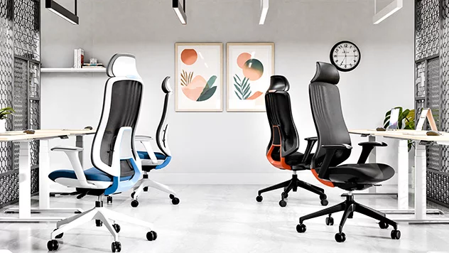 Dwa krzesła obrotowe z czarnym, siatkowym oparciem umieszczono przy biurku opartym na komodzie. W tle - kobieta z teczką.